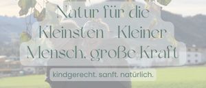 Ein Bild zeigt zwei Frauen, die in einem Grasfeld stehen, lächeln und Händchen halten. Der Text lautet 'Natur für die Kleinsten - Kleine Kleinensch, große Kraft. Sanft. Natürlich.'