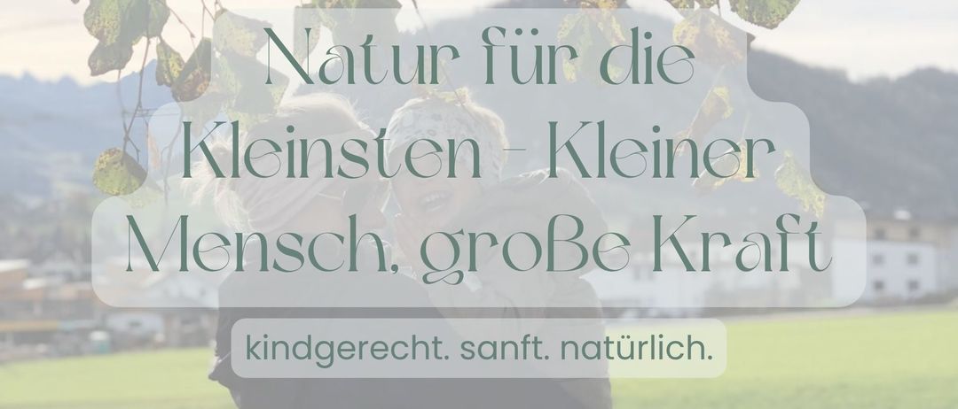 Ein Bild zeigt zwei Frauen, die in einem Grasfeld stehen, lächeln und Händchen halten. Der Text lautet 'Natur für die Kleinsten - Kleine Kleinensch, große Kraft. Sanft. Natürlich.'