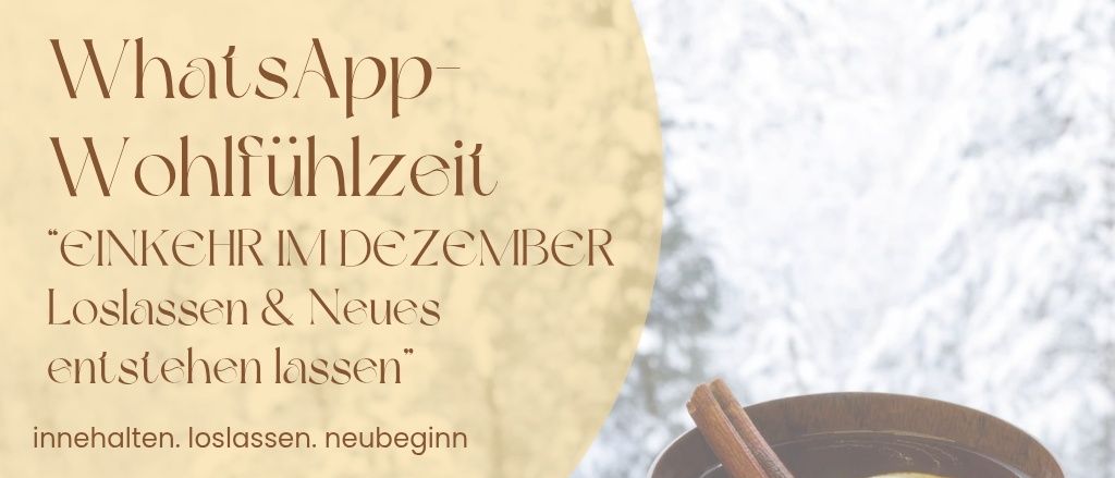 Eine Anzeige für eine Online-Veranstaltung im Dezember mit einer Tasse Gewürztee, Zimtstangen und einer Zitronenscheibe im Vordergrund.