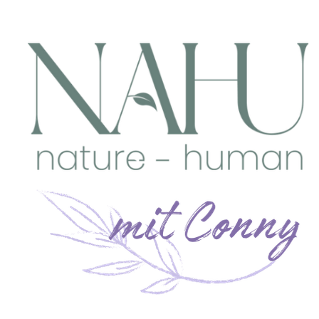 Ein Logo für NAHU Natur-Mensch zeigt die Worte 'Natur-Mensch' mit einem stilisierten Blatt und dem Namen 'mit Conny' darunter.