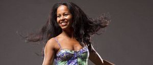 Bild enthält, Face, Head, Person, Portrait, Smile, Blouse, Adult, Female, Woman, Dancing