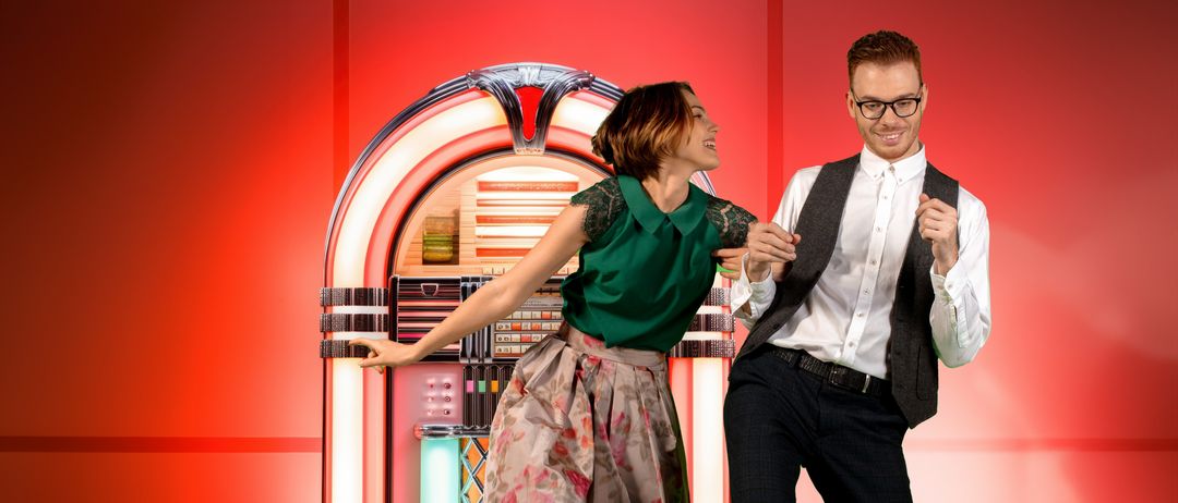 Bild enthält, Adult, Male, Man, Person, Female, Woman, Pants, Skirt, Shirt, Shoe