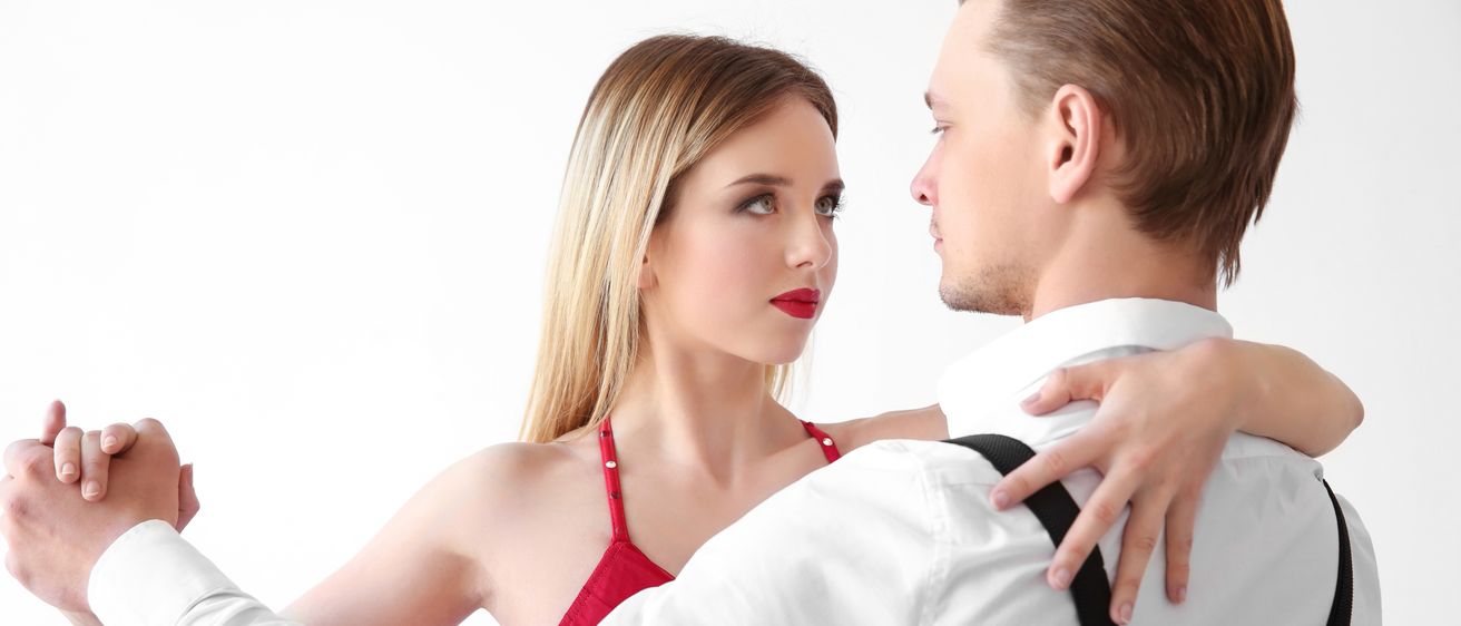 Bild enthält, Adult, Female, Person, Woman, Shirt, Formal Wear, Tie, Face, Head, Dress