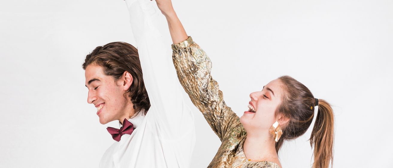 Bild enthält, Face, Happy, Head, Person, Formal Wear, Dancing, Long Sleeve, Laughing, Smile, Shirt