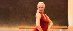 Bild enthält, Dress, Evening Dress, Formal Wear, Fashion, Adult, Female, Person, Woman, Gown, Velvet