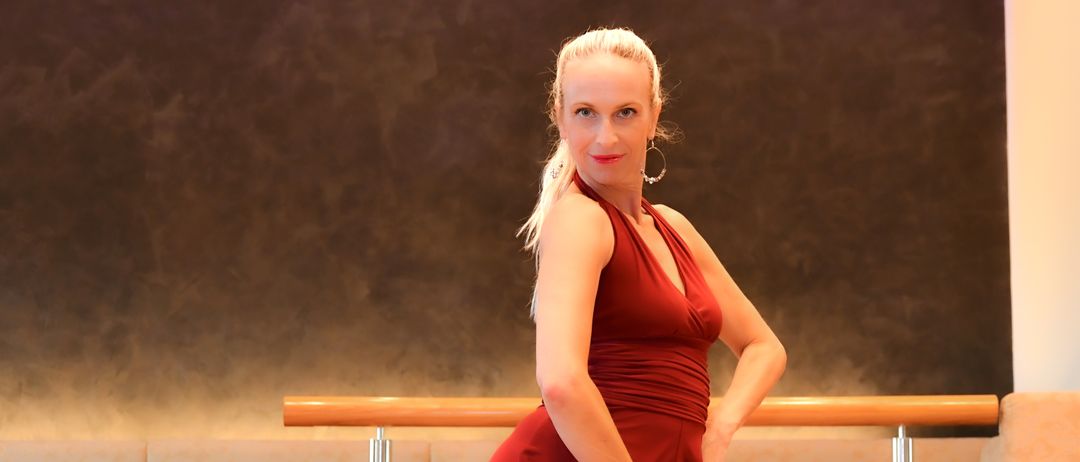 Bild enthält, Dress, Evening Dress, Formal Wear, Fashion, Adult, Female, Person, Woman, Gown, Velvet