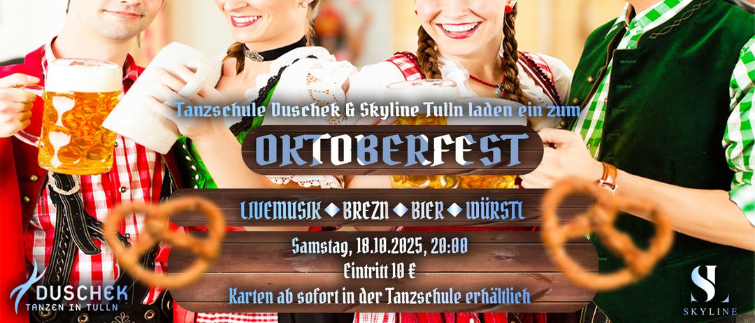 Plakat für eine Oktoberfest-Veranstaltung. Zwei Frauen in traditionellen Kostümen lächeln. Eine hält eine Brezel und die andere ein Glas Bier. Das Plakat trägt die Aufschrift 'Oktoberfest' und listet Live-Musik, Brezen, Bier und Würste auf.