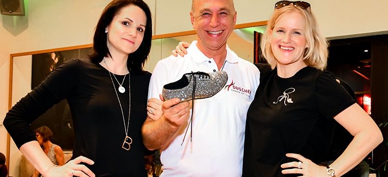 Bild enthält, T-Shirt, Adult, Female, Person, Woman, Blouse, People, Finger, Shirt, Necklace