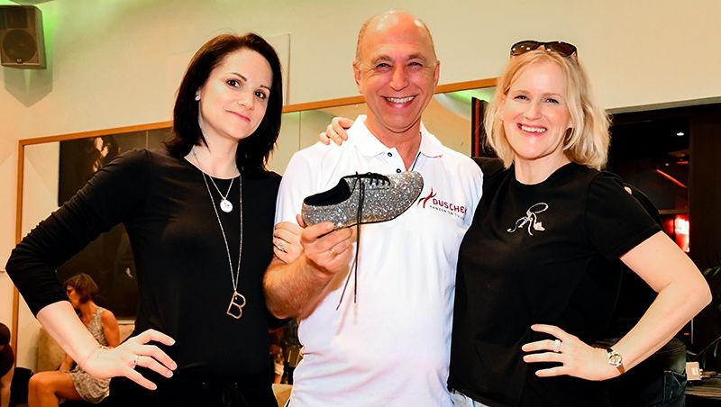 Bild enthält, T-Shirt, Adult, Female, Person, Woman, Blouse, People, Finger, Shirt, Necklace