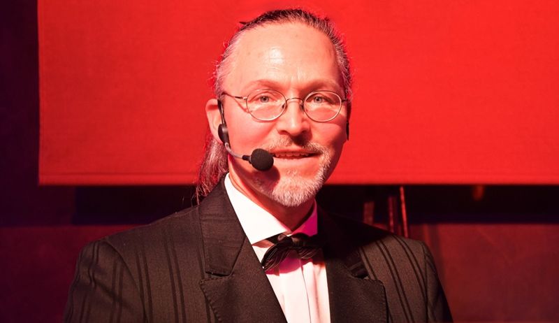 Bild enthält, Formal Wear, Suit, Tie, Face, Head, Person, Portrait, Glasses, Adult, Man