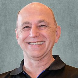 Bild enthält, Coat, Jacket, Face, Head, Person, Portrait, Adult, Male, Man, Smile