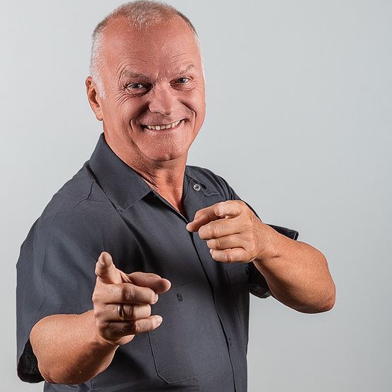 Bild enthält, Finger, Hand, Person, Face, Head, Portrait, Adult, Male, Man, Wrist