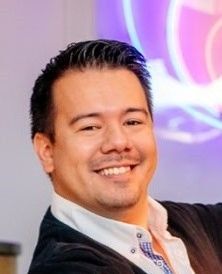 Bild enthält, Face, Happy, Head, Person, Smile, Dimples, Adult, Male, Man, Crew Cut