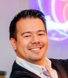 Bild enthält, Face, Happy, Head, Person, Smile, Dimples, Adult, Male, Man, Crew Cut