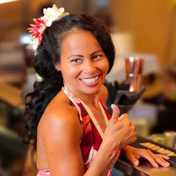 Bild enthält, Finger, Hand, Person, Adult, Female, Woman, Face, Head, Smile, Flower Arrangement