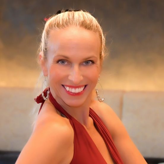 Bild enthält, Face, Happy, Head, Person, Smile, Blonde, Hair, Photography, Portrait, Formal Wear