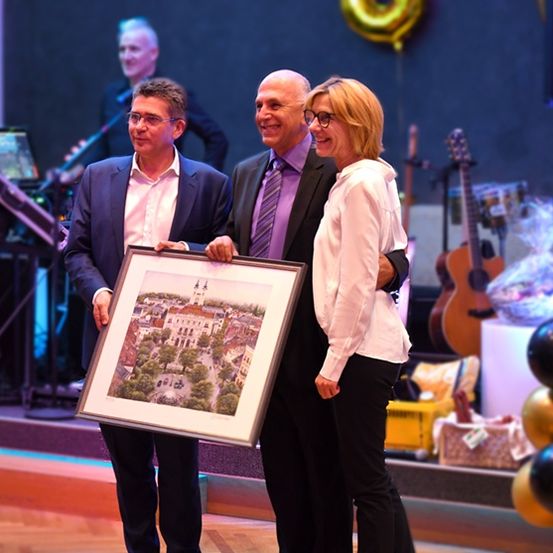 Bild enthält, Adult, Male, Man, Person, Female, Woman, Guitar, People, Face, Coat