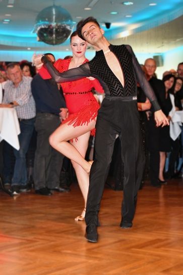 Bild enthält, Dancing, Person, Adult, Female, Woman, Male, Man, Jeans, People, Face