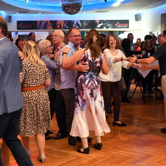 Bild enthält, Adult, Female, Person, Woman, Fun, Party, Male, Man, Shoe, Face