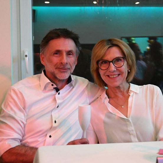 Bild enthält, Shirt, Blouse, Glasses, Adult, Female, Person, Woman, Portrait, Table, Restaurant