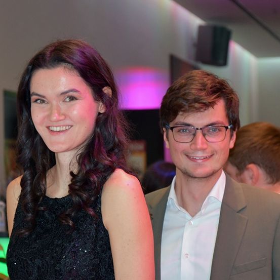 Bild enthält, Formal Wear, Blazer, Jacket, Fashion, Adult, Female, Person, Woman, Suit, Man