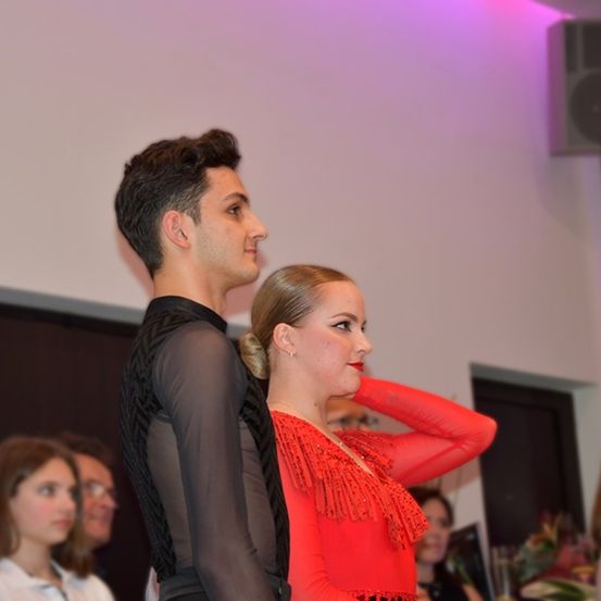 Bild enthält, Adult, Female, Person, Woman, Male, Man, Speaker, Child, Girl, Face