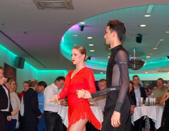 Bild enthält, Adult, Female, Person, Woman, Urban, Male, Man, Dancing, Bride, Dress