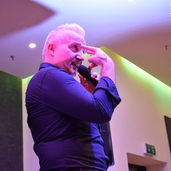 Bild enthält, Finger, Person, Lighting, Adult, Male, Man, Microphone, Purple, Photography, Face