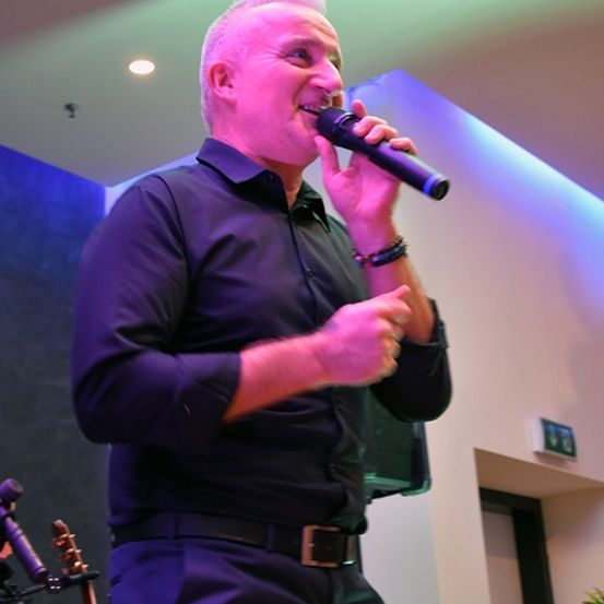 Bild enthält, Electrical Device, Microphone, Finger, Hand, Person, Adult, Male, Man, Solo Performance, Face