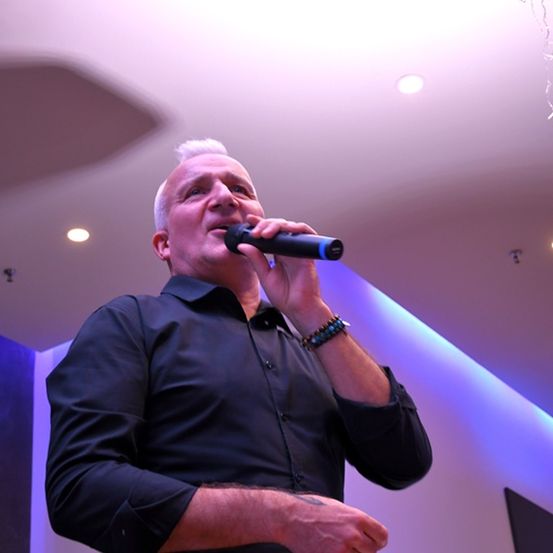 Bild enthält, Performer, Person, Solo Performance, Electrical Device, Microphone, Adult, Male, Man, Face, Finger