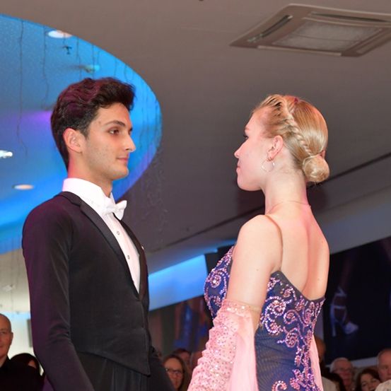 Bild enthält, Formal Wear, Dress, Suit, Fashion, Evening Dress, Adult, Male, Man, Person, Lighting