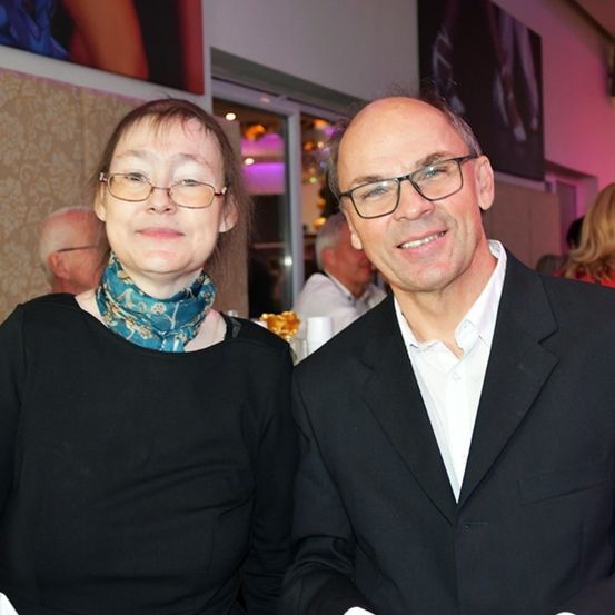 Bild enthält, Glasses, Blazer, Coat, Jacket, People, Person, Suit, Portrait, Adult, Woman