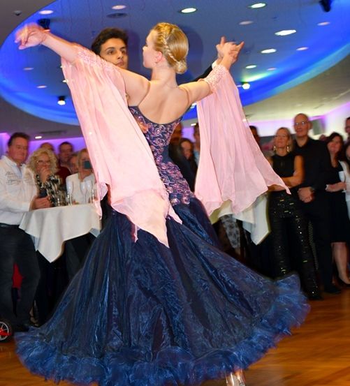 Bild enthält, Dress, Dancing, Person, Formal Wear, Adult, Bride, Female, Woman, Gown, Dance Pose