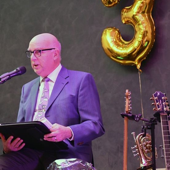 Bild enthält, Adult, Male, Man, Person, Microphone, Guitar, Balloon, Suit, Crowd, Concert