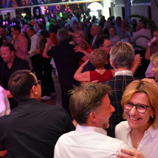 Bild enthält, Adult, Female, Person, Woman, Urban, Male, Man, Glasses, Face, People