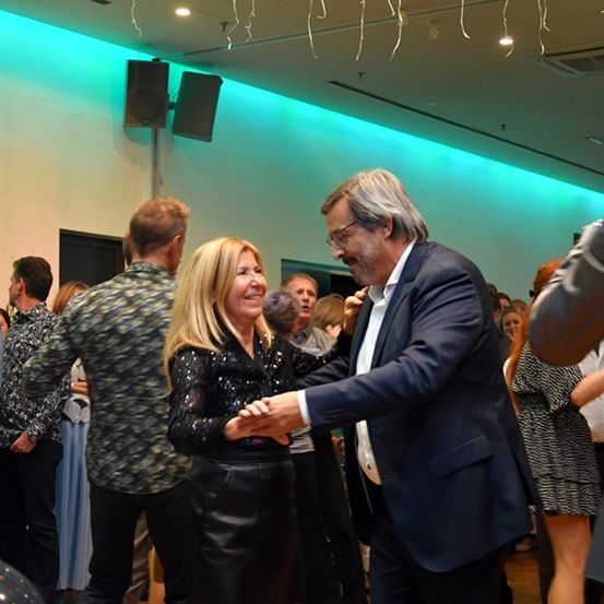 Bild enthält, People, Person, Adult, Female, Woman, Blazer, Coat, Jacket, Male, Man