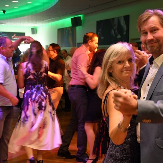 Bild enthält, Urban, Adult, Female, Person, Woman, Male, Man, Fun, Party, Suit