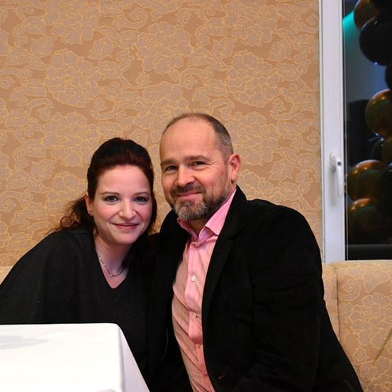 Bild enthält, Flower Arrangement, Flower Bouquet, Formal Wear, Suit, Adult, Male, Man, Person, Portrait, Vase