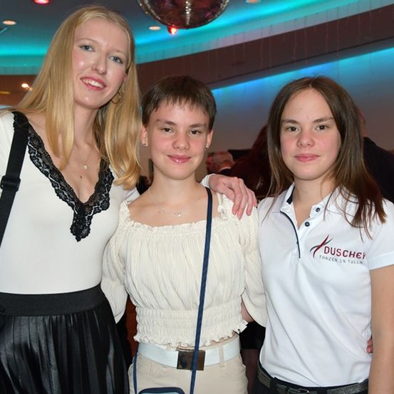 Bild enthält, Blouse, People, Person, Adult, Female, Woman, Male, Man, Face, Portrait