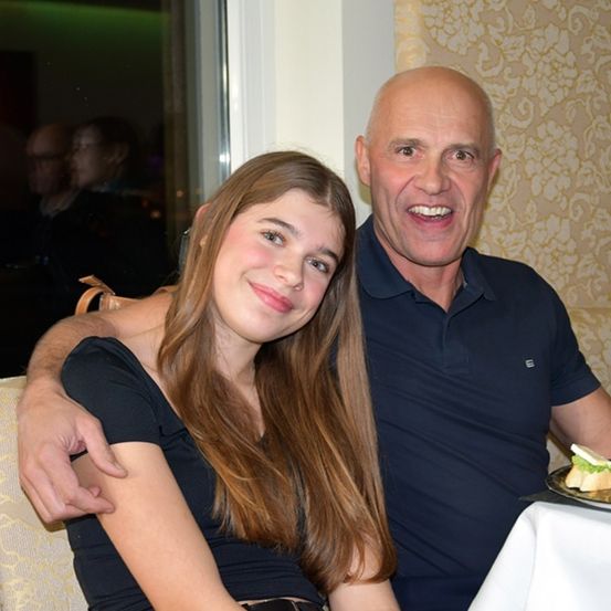 Bild enthält, Lunch, Meal, Restaurant, Person, Portrait, Couch, Dish, Table, Dining Table, Dining Room