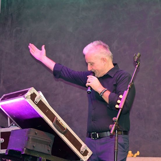 Bild enthält, Microphone, Adult, Male, Man, Person, Performer, Solo Performance, Concert, Crowd, Face