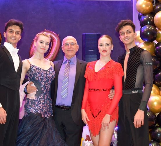 Bild enthält, Adult, Female, Person, Woman, People, Formal Wear, Purple, Suit, Dress, Groupshot