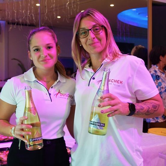 Bild enthält, Adult, Female, Person, Woman, Urban, Face, Head, Glasses, Fun, Party