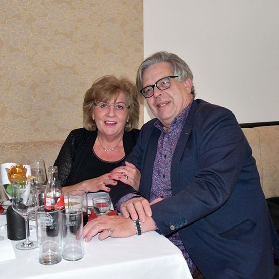 Bild enthält, Dining Table, Table, Dining Room, Glass, Restaurant, Adult, Female, Person, Woman, Portrait