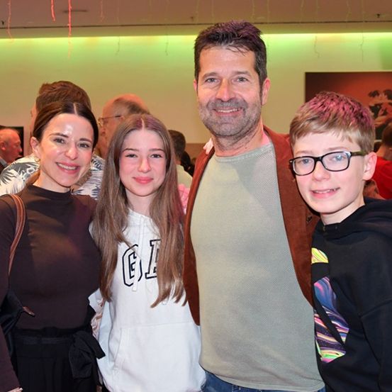 Bild enthält, T-Shirt, People, Person, Glasses, Adult, Female, Woman, Portrait, Male, Man