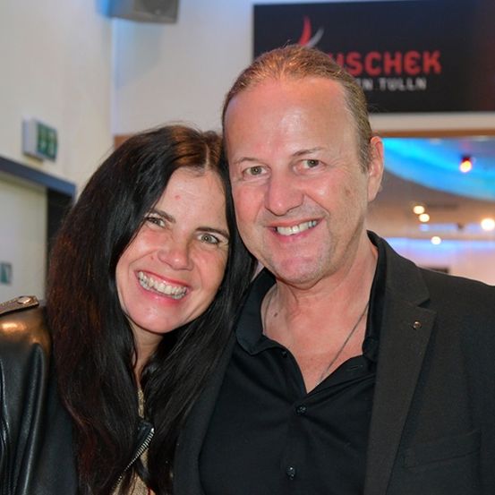 Bild enthält, Coat, Jacket, Adult, Female, Person, Woman, Male, Man, Face, Suit