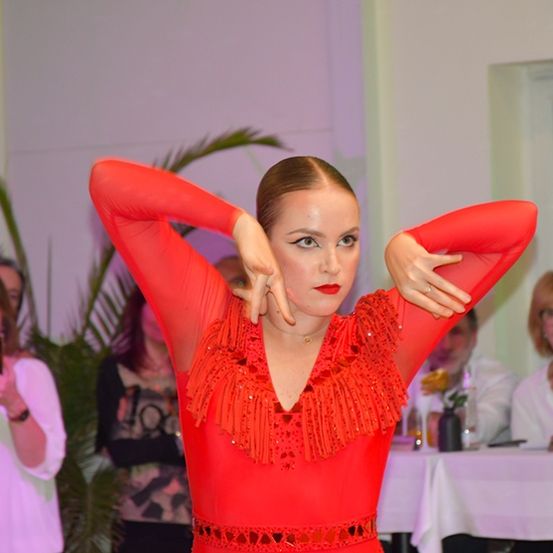 Bild enthält, Adult, Female, Person, Woman, Dancing, Face, Finger, Dress, Dance Pose, People