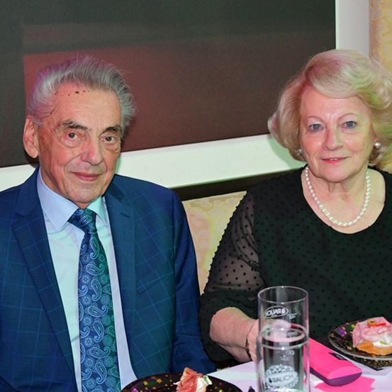 Bild enthält, Dining Room, Dining Table, Table, Photography, Portrait, Meal, Formal Wear, Tie, Lunch, Blazer