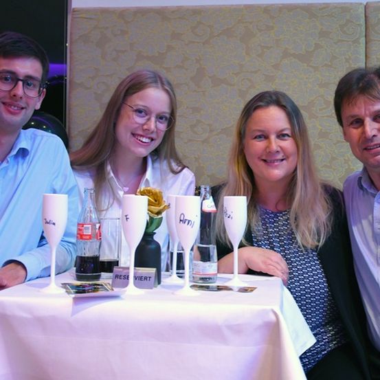 Bild enthält, Shirt, Table, Dining Table, People, Person, Adult, Male, Man, Dining Room, Woman