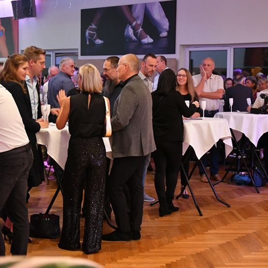 Bild enthält, Adult, Female, Person, Woman, Male, Man, Formal Wear, Suit, Crowd, Flooring